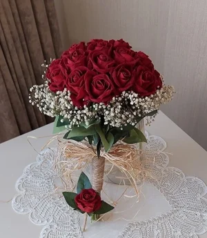 Кадифен Букет от Червени Рози и Бутониера Изкуствена