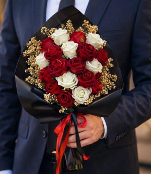 Реалистични Кадифени Изкуствени Рози Букет за Искане на Ръка