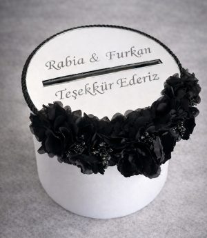 Кутия за Пари с Украса от Рози