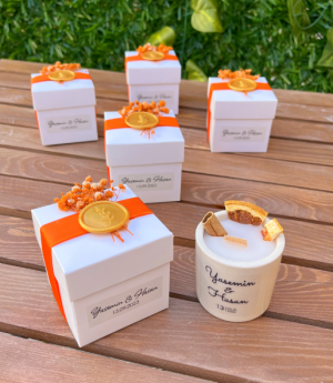 Кутия с керамична подаръчна свещ, украсена с канела и грейпфрут