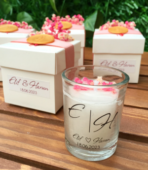 Свещ в чаша с Кутия