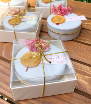 Свещ в Кутия и Метална Кутийка