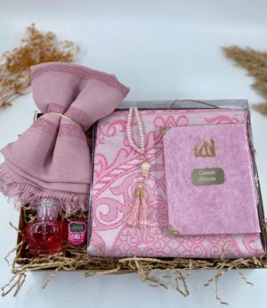 Книга Ясин + Молитвено Килимче + Тесбих + Розова Колоня Подаръчен Комплект