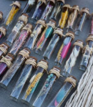 Сухи Цветя в Стъклена Тубичка