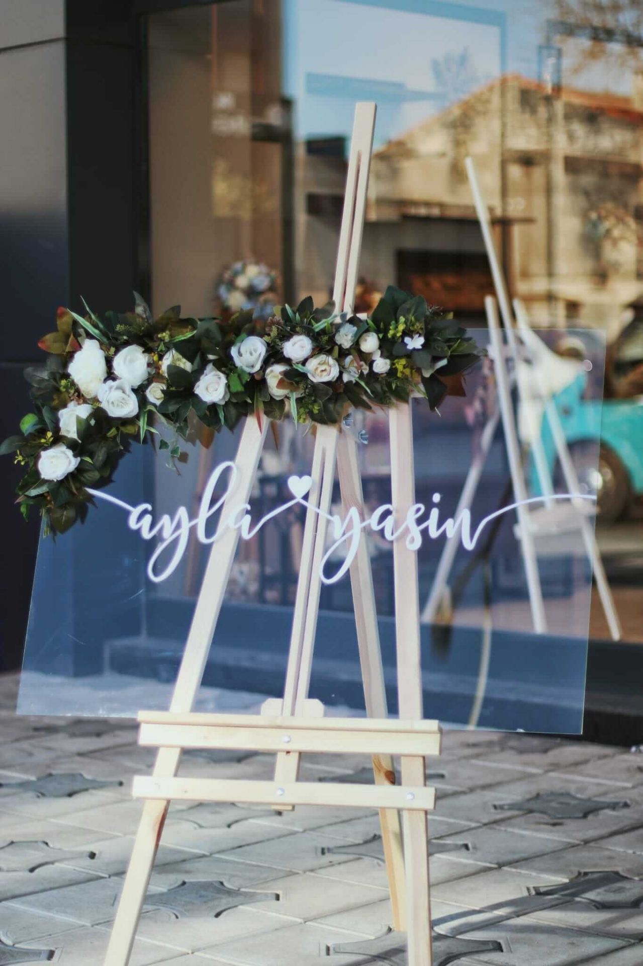 0000859_beyaz-gullu-pleksili-karsilama-panosu