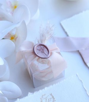 Свещ Пъпка Роза в Прозрачна Кутия с Восъчен Печат