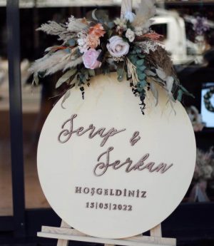 Кремава Посрещаща Табела с Цветя