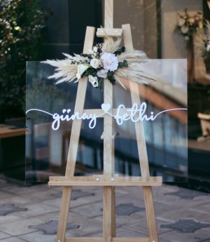 Прозрачно Плексигласово Табло за Посрещане