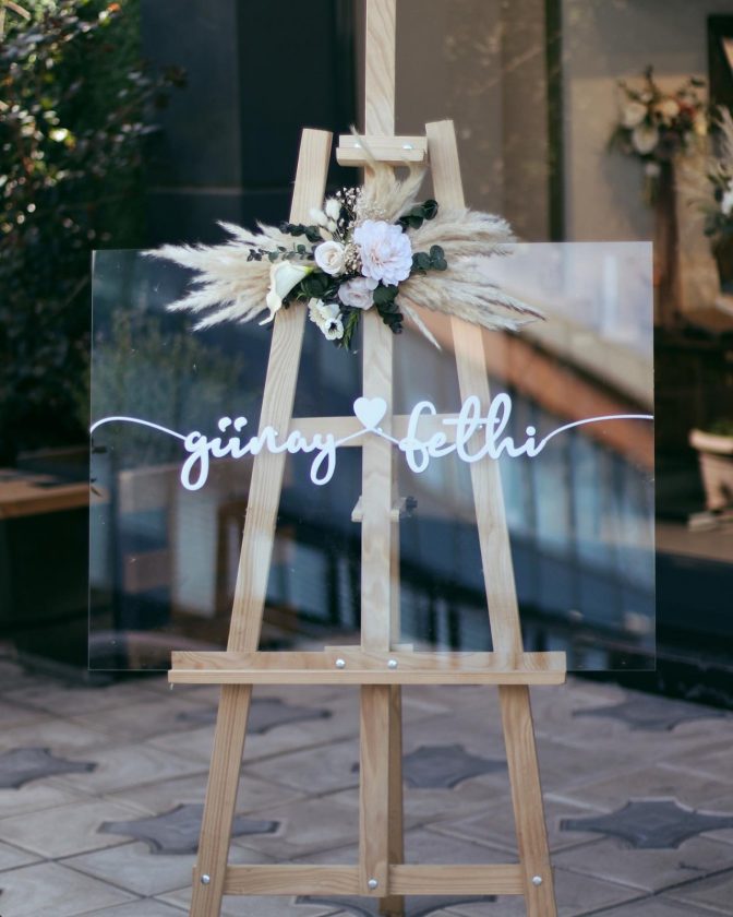 0002880_bohem-kuru-cicekli-pleksi-karsilama-panosu