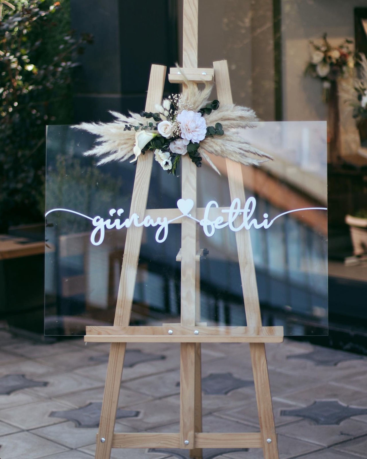 0002880_bohem-kuru-cicekli-pleksi-karsilama-panosu