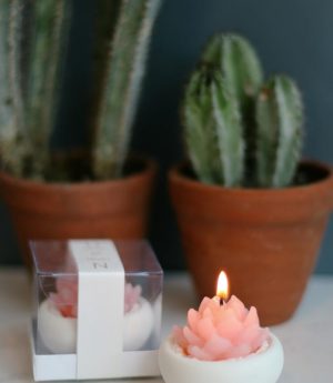 Декоративна свещ с дървесен аромат в бетонна поставка