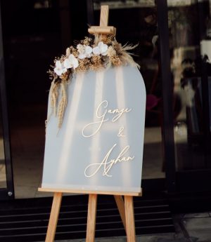 Овална Табела за Посрещане