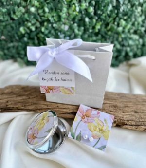 Подаръчен Комплект: Огледалце, Перлени Oбeци и Торбичка