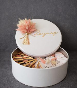 Метални Шоколадови Видове с Цветя и Плексигласов Надпис