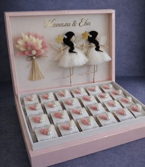 Две Момичешки Фигурки и Цветни Шоколадови Изделия