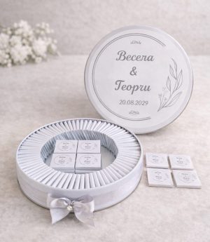 Метална Кутия с Шоколади с Панделка