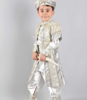 6 и 9 месеца, 1, 3, 4, 5, 6, 7, 8, 10 и 11 г. Сюннет Облекло