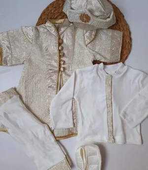 0–6 месеца и 1 година Сюннет Облекло