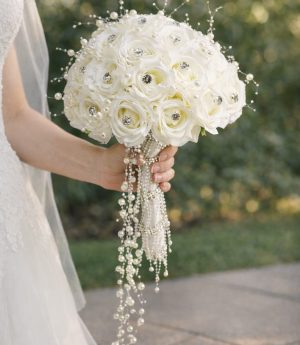 Булчински Букет от Кадифени Рози с Перли и Камъни