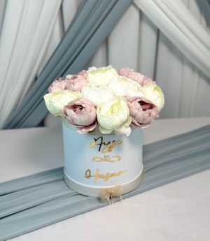 Персонализирана Цилиндрична Кутия За Искане, Обручение И Годеж: Аранжировка От Божур И Рози