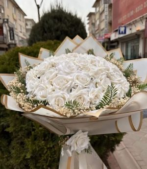 Бял Букет от 41 Рози за Искане на Ръка, Булчински и Обручален Букет