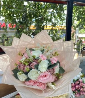 Кремаво-Розово Цвете За Искане На Ръка