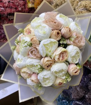 Букет От Бели И Пудра Рози За Искане На Ръка