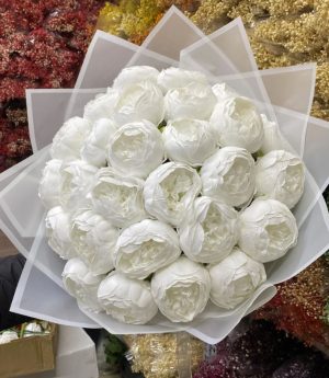 Букет От Бели Божури И Рози За Искане На Ръка