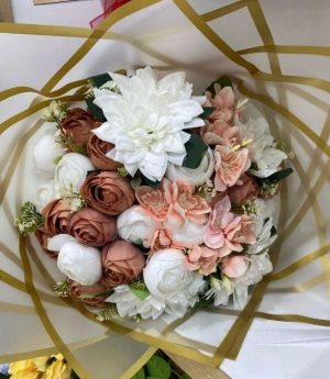 Кремаво-Бордо Цвете За Искане На Ръка