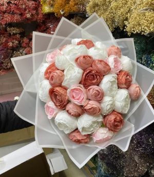 Букет От Бели И Сьомгови Божури И Рози За Искане На Ръка