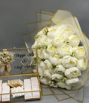 Цвете И Шоколади За Искане На Ръка – Букет От Кремави Рози И Златна Кутия С Шоколади