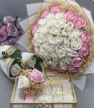 Цвете И Шоколади За Искане На Ръка – Букет От Цветни Божури И Кутия С Шоколади