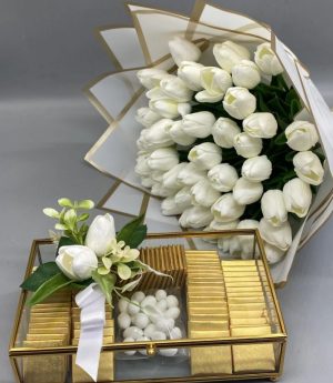 Цвете И Шоколади За Искане На Ръка – Букет От Бели Лалета И Златна Кутия С Шоколади