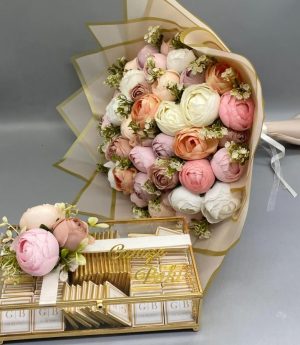 Цвете И Шоколади За Искане На Ръка – Букет От Божури И Пъпки Рози И Златна Кутия С Шоколади