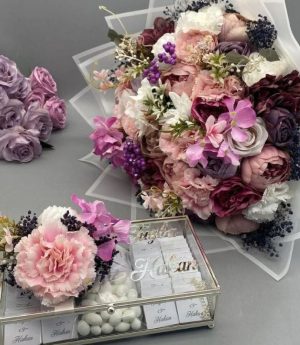 Цвете И Шоколади За Искане На Ръка – Букет От Цветни Божури И Кутия С Шоколади