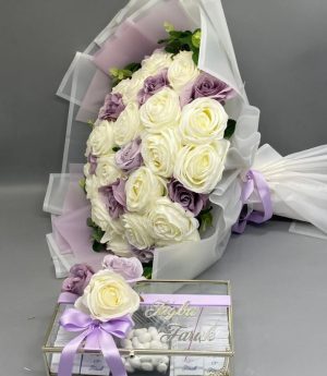 Луксозен Комплект За Искане На Ръка – Букет От Лилави И Бели Рози С Елегантна Сребърна Кутия С Шоколади