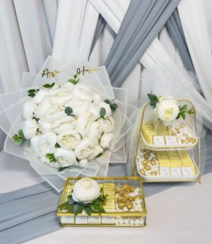 3 Броя Цветя За Искане На Ръка И 80 + 36 Броя Шоколади За Обручение И Годеж