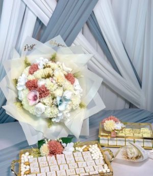 3 Броя Цветя За Искане На Ръка И 80 + 36 Броя Шоколади За Обручение И Годеж