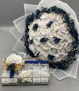 Цвете И Шоколади За Искане На Ръка – Букет От Бели Рози И Сини Полски Цветя И Сребърна Кутия С Шоколади