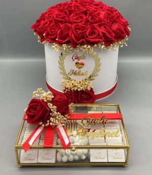 Цвете И Шоколади За Искане На Ръка – Сноп От Червени Рози И Златна Кутия С Шоколади