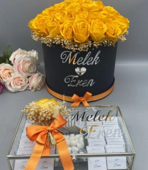 Цвете И Шоколади За Искане На Ръка – Сноп От Жълти Рози И Сребърна Кутия С Шоколади