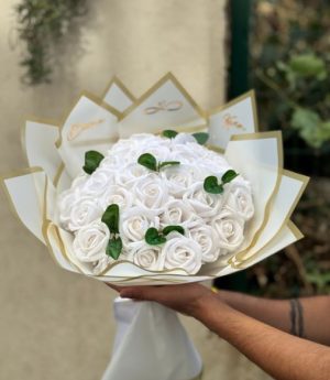 Букет От 30 Бели Кадифени Рози За Искане, Обручение И Годеж