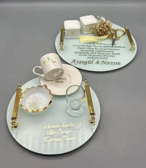 Табла за годеж и кафе за младоженеца – бяла табла с позлатена украса и кутии за пръстени