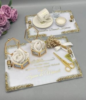 Квадратна табла за годеж с кафе за младоженеца – злато и бял плексиглас