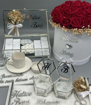 Комплект от 4 части за искане на ръката: букет, шоколад, табла за кафе и табла за годеж