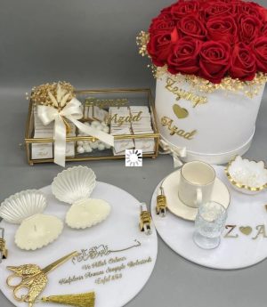 Комплект от 4 части за искане на ръката (злато): букет, шоколад, табла за кафе и табла за годеж