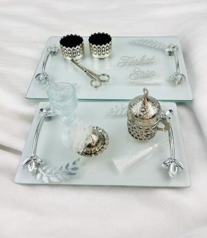 Прозрачна табла за годеж и табла за чаши за кафе за младоженеца