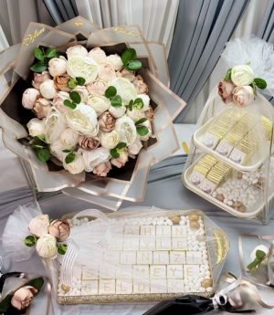 Букет От 41 Смесени Божура За Искане На Ръка & Персонализирани 150 Броя Шоколади За Обручение, Годеж И Искане На Ръка