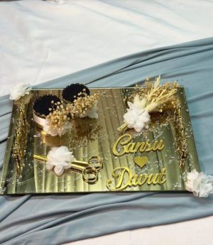 Златна огледална табла за годеж, табла за пръстени и табла за искане на ръката