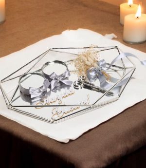 Сребърна призматична табла за годежни пръстени